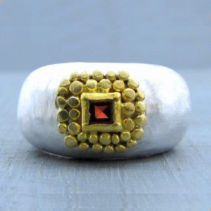 Garnat 22 karat gold ring