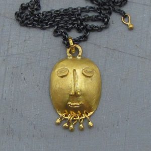 22k gold pendant shaped as ethnic face