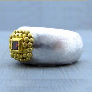 Garnat 22 karat gold ring
