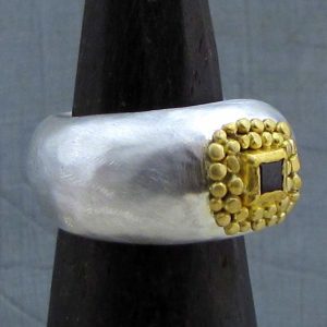Garnat 22 karat gold ring